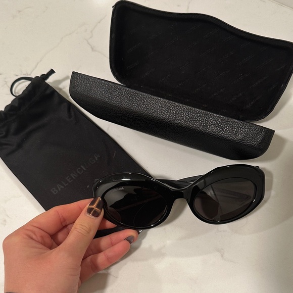 Balenciaga Women’s Green and Black Oval Sunglasses - Picture 2 of 7